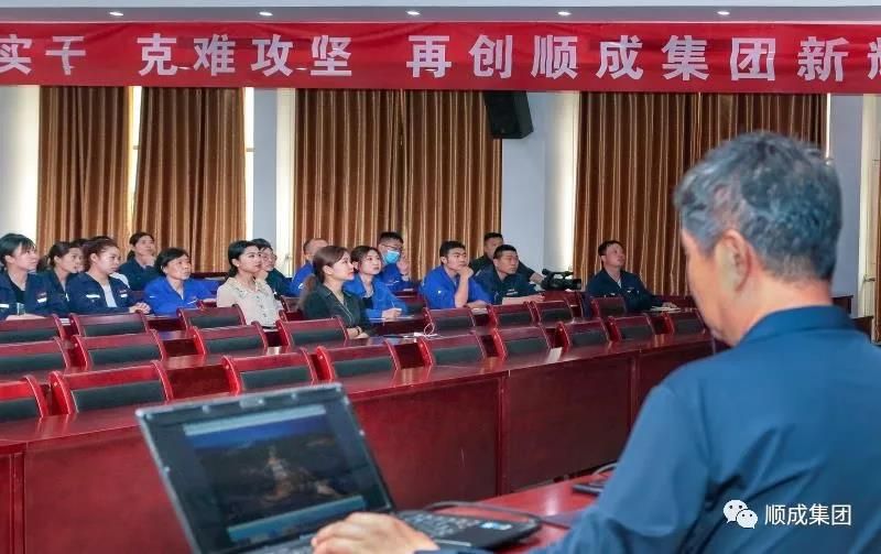 河南Stake官网集团进行通讯员摄影技术培训班